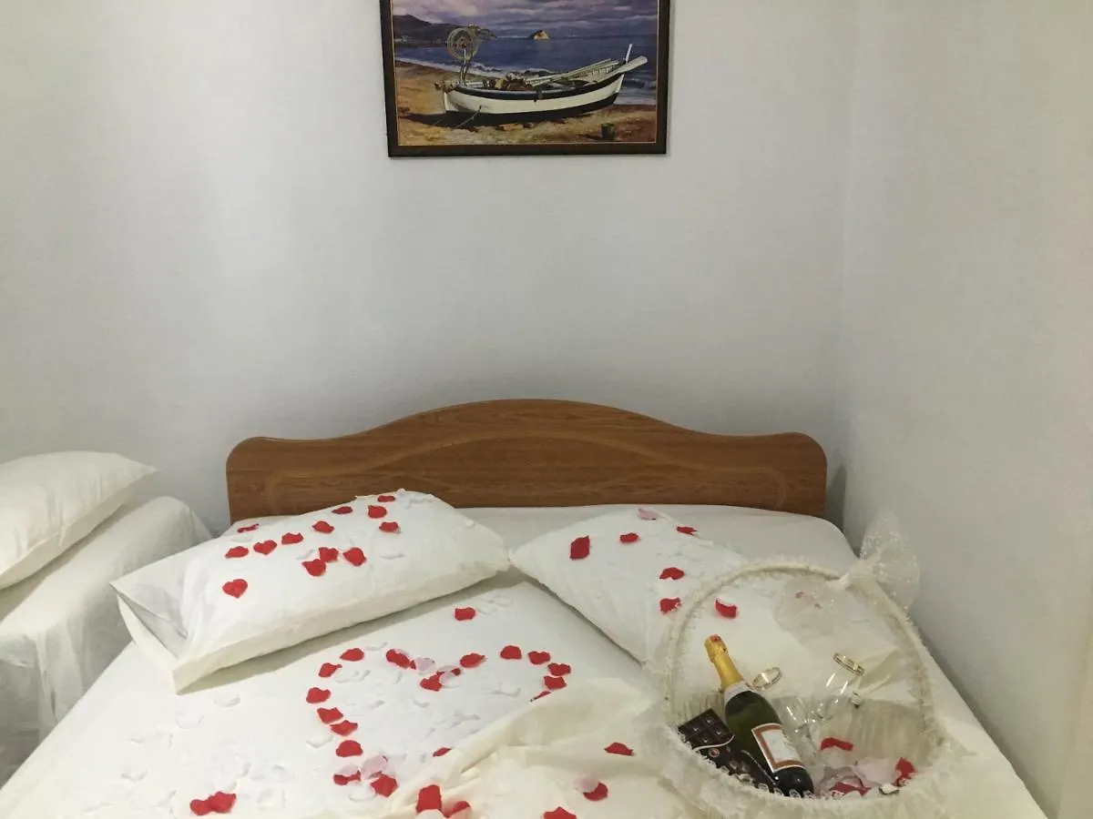 Vila Islami Dıraç 0*,